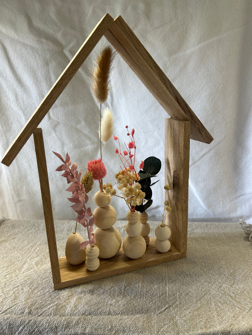 Holzhaus mit Trockenblumen