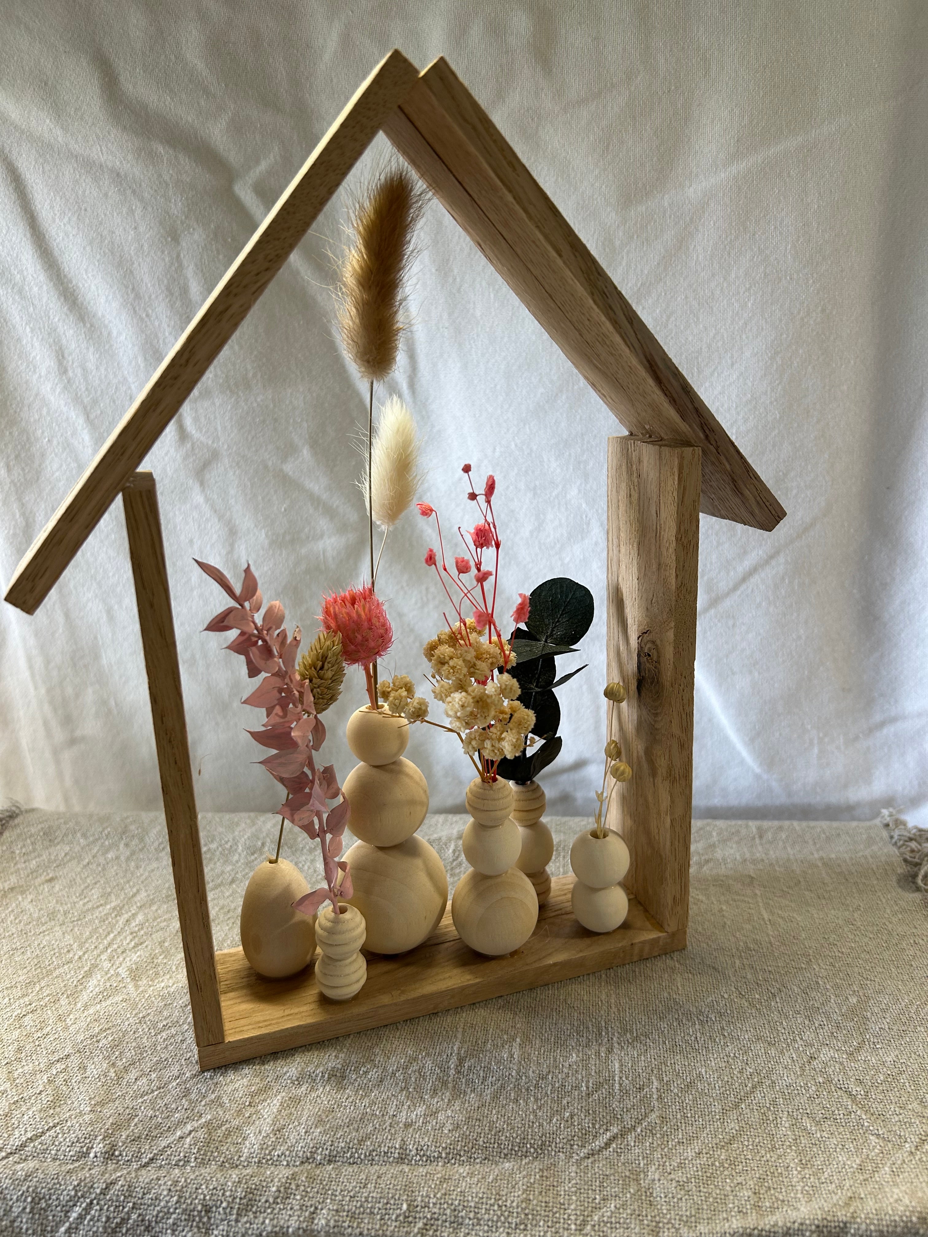 Holzhaus mit Trockenblumen
