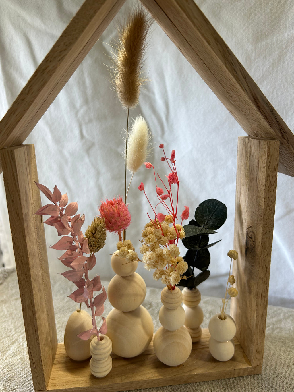 Holzhaus mit Trockenblumen