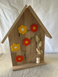 Holzhaus mit Blumen